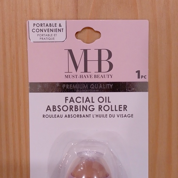 $5 Must-Have Beauty Facial Oil Absorbing Roller - Picture 2 of 7